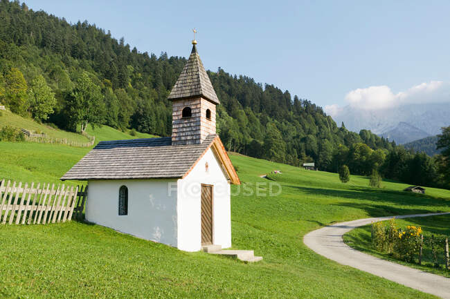 Small building on rural path — Stock Photo