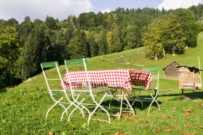 Table avec nappe dans le paysage rural — Photo de stock