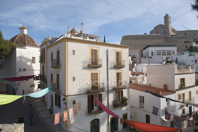 Tela colgando de los edificios de Ibiza - foto de stock