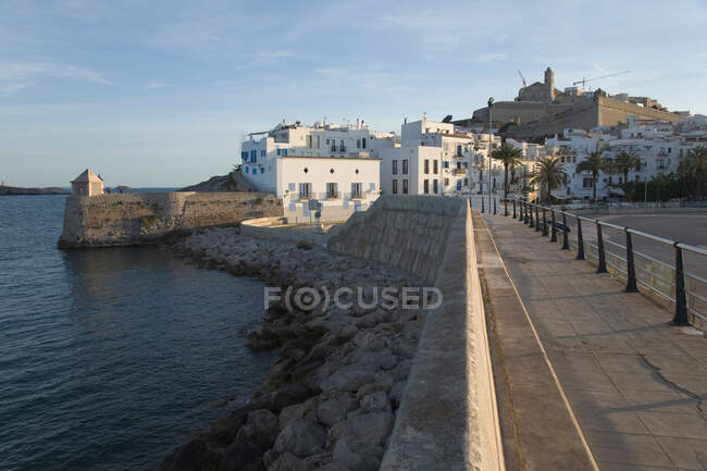 Felsen entlang der städtischen Meeresmauer — Stockfoto