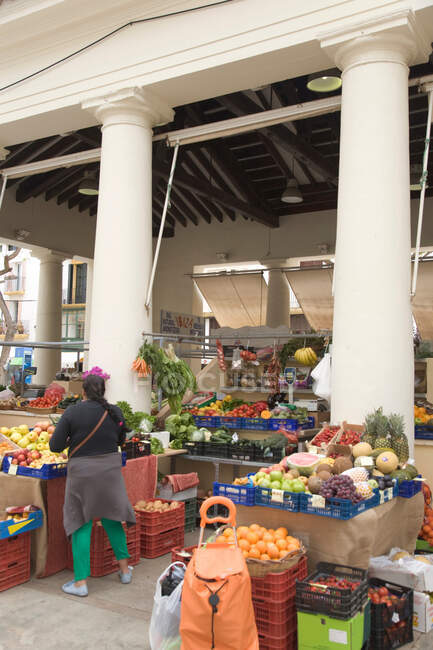 Женщина на открытом рынке фруктов — стоковое фото