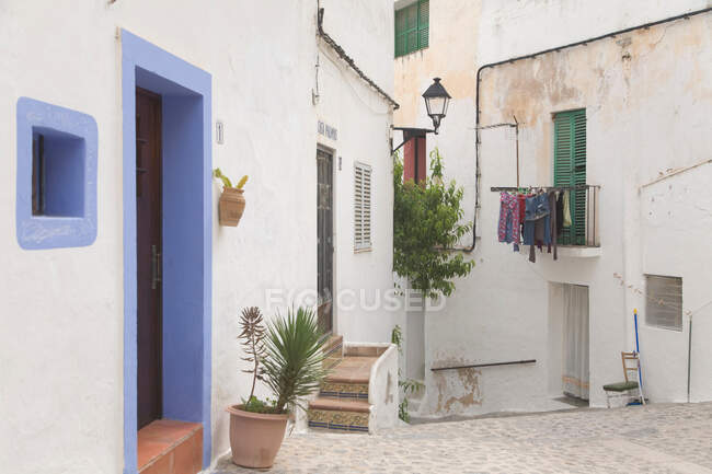 Beautiful Cobbled village alleyway — Stock Photo