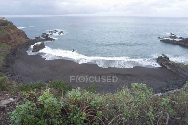Waves washing up on rural cove — Stock Photo