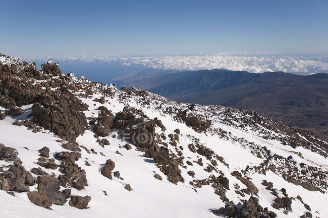 Snow on rocky mountainside — Stock Photo