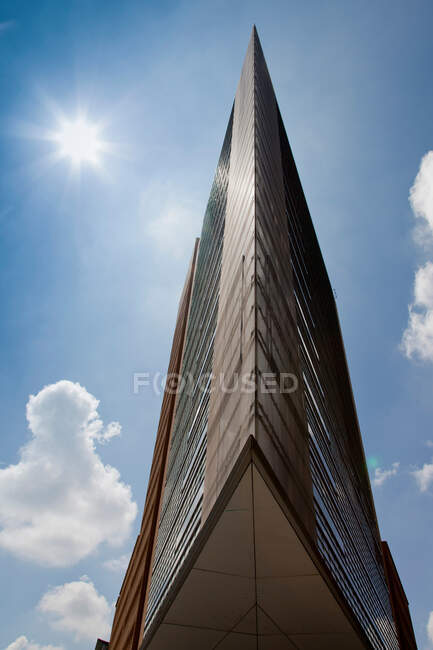 Низкий угол обзора городского небоскреба — стоковое фото