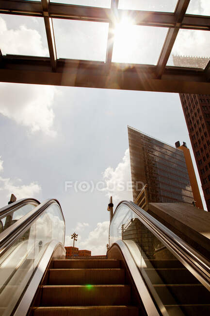 Escada rolante para estação de metrô — Fotografia de Stock