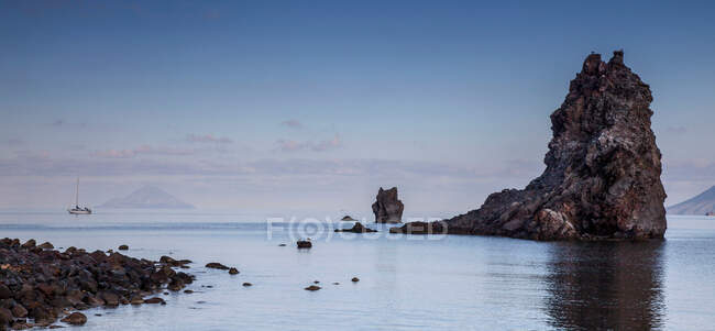 Formazioni rocciose in acque calme — Foto stock
