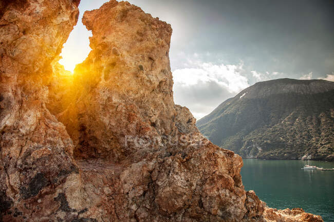 Rock formations overlooking ocean — Stock Photo