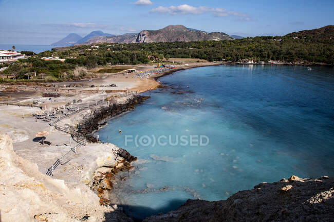 Lago rurale e spiaggia rocciosa — Foto stock