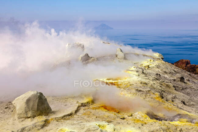Steam from hot spring on rocky hill — Stock Photo