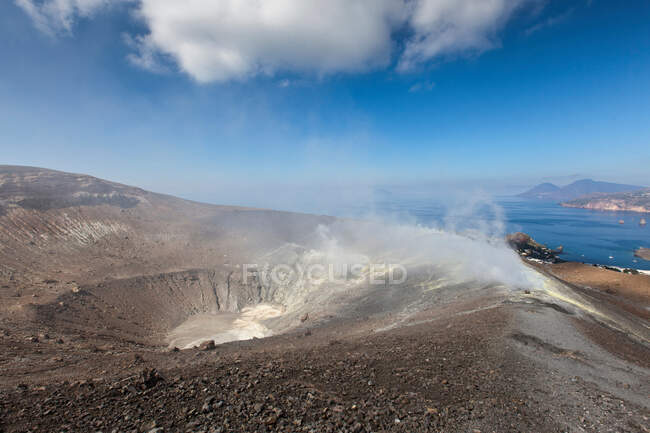 Aguas termales en cráter polvoriento - foto de stock