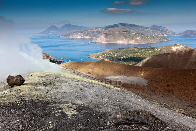 Heiße Quelle mit Blick auf Inseln — Stockfoto