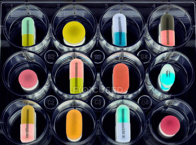 Imagem invertida de pílulas na bandeja de amostra — Fotografia de Stock