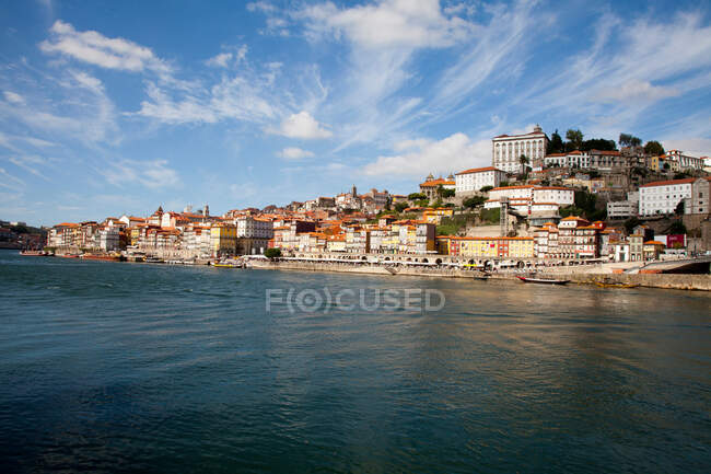 Bord de l'eau et rivière Douro, Porto, Portugal — Photo de stock