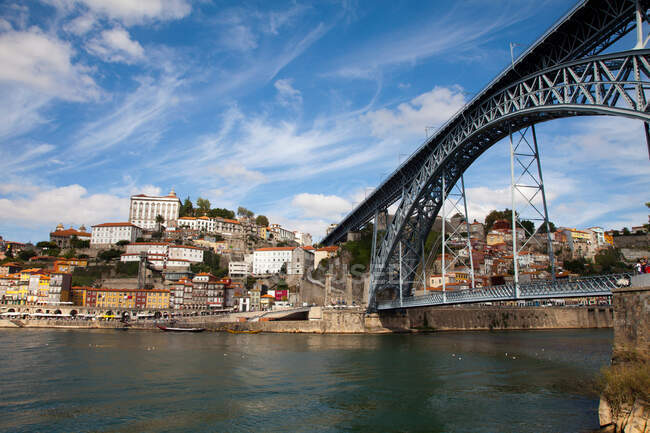 Pont urbain sur la rivière Douro, Porto, Portugal — Photo de stock