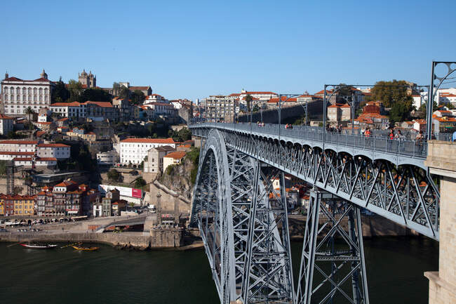 Міський міст через річку Дуро і міські будівлі в сонячному світлі, Порто, Португалія. — стокове фото