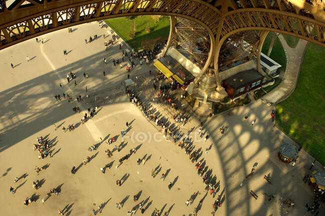 Tourists under Eiffel Tower in Paris — Stock Photo