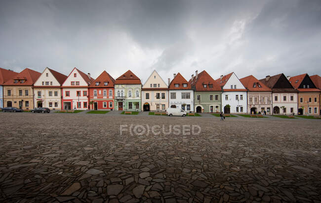 Dorfhäuser an breiter Straße — Stockfoto