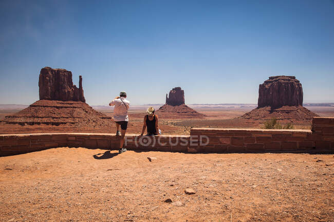 Туристи захоплюються пустельними скельними утвореннями — стокове фото
