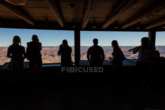 Туристы в музее геологии Гранд-Каньона — стоковое фото