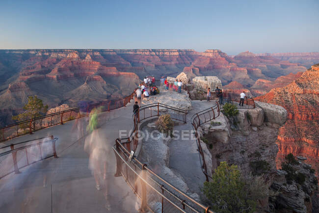 Touristes au bord du Grand Canyon — Photo de stock