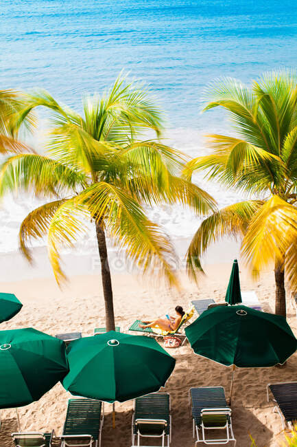 Mujer Relajándose en la playa tropical - foto de stock