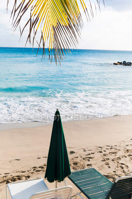 Пустые шезлонги на тропическом пляже — стоковое фото