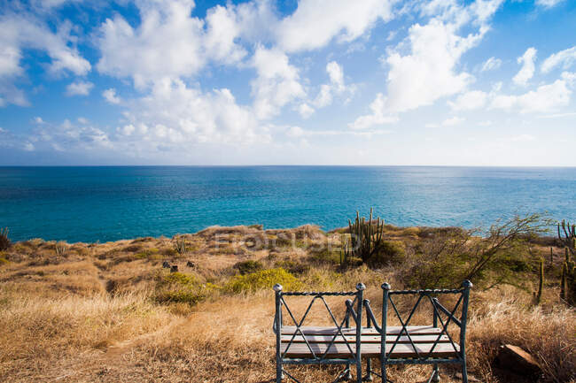 Banco de visão vazio com vista para o mar, lado holandês de St. Martin no Caribe — Fotografia de Stock