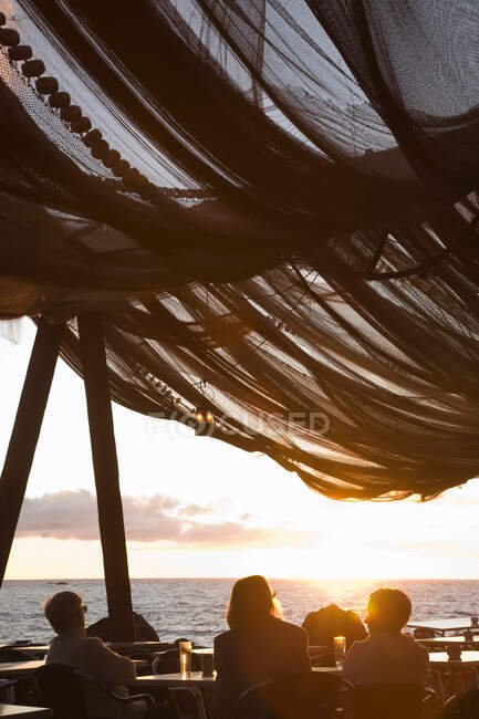 Пляж Лас-Аренас на закате, Тенерифе, Канарские острова, Испания — стоковое фото