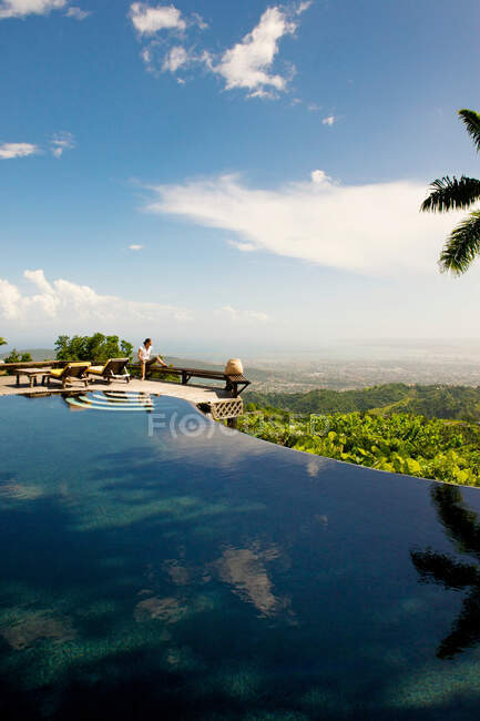 Strawberry Hill resort con vista sul porto di Kingston, Giamaica — Foto stock