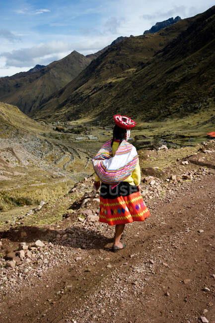 Ragazza che cammina sul sentiero con vista su Qelqanqa, Perù — Foto stock