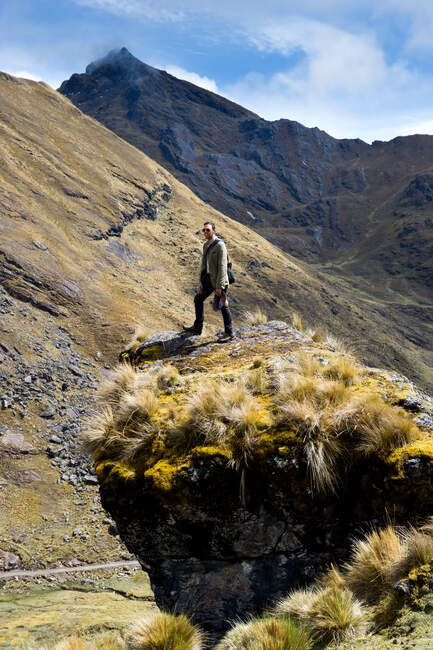 Homme regardant vers Qelqanqa, Pérou — Photo de stock