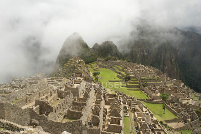 Frühmorgendlicher Nebel in Machu Picchu, Anden, Peru — Stockfoto