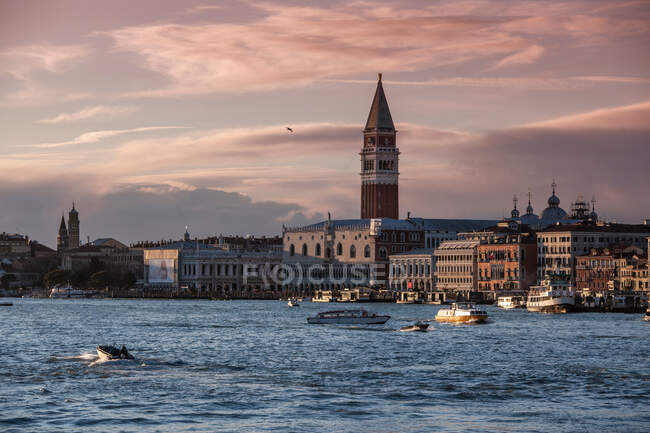Piazza San Marco a través del canal, Venecia, Italia - foto de stock