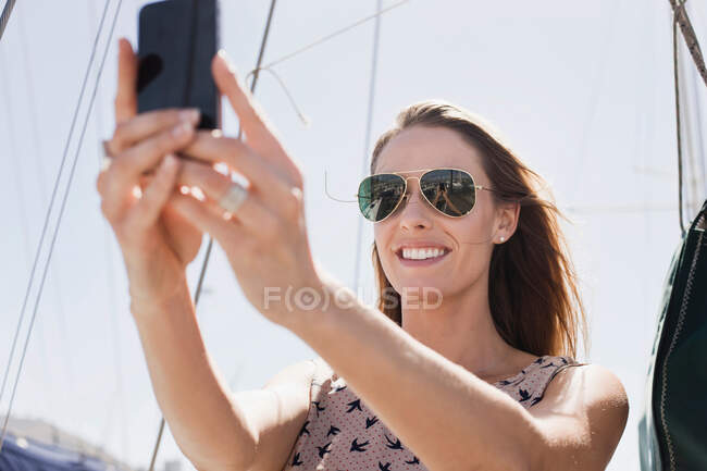 Frau auf Jacht fotografiert sich selbst — Stockfoto