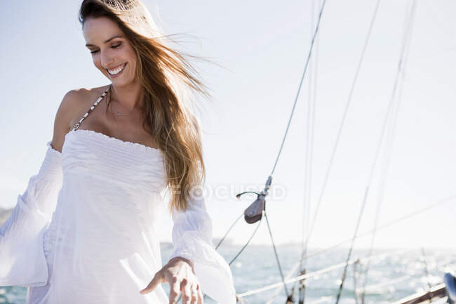 Donna su yacht con i capelli lunghi — Foto stock