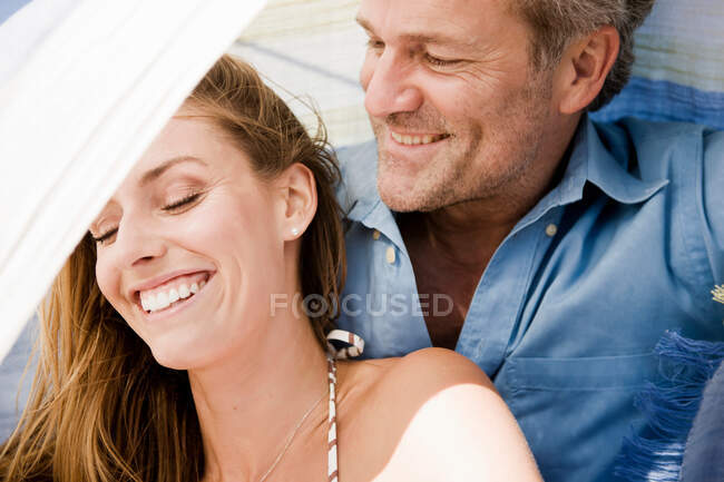 Couple sur yacht riant, gros plan — Photo de stock