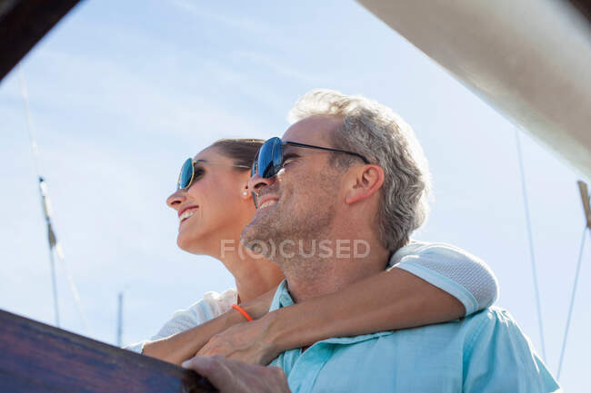 Casal no iate usando óculos de sol — Fotografia de Stock