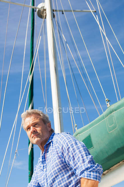 Homme sur le yacht regardant loin — Photo de stock
