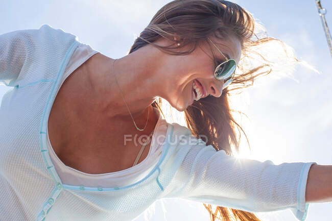 Женщина на яхте смеется — стоковое фото