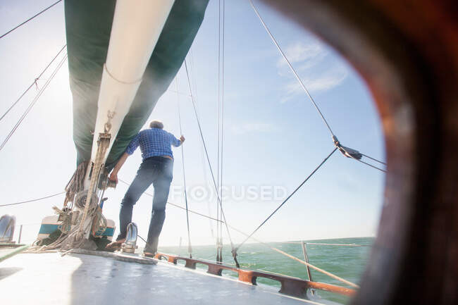 Uomo in piedi sul ponte di yacht — Foto stock