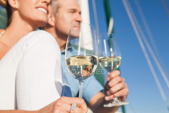 Casal em iate com vinho — Fotografia de Stock