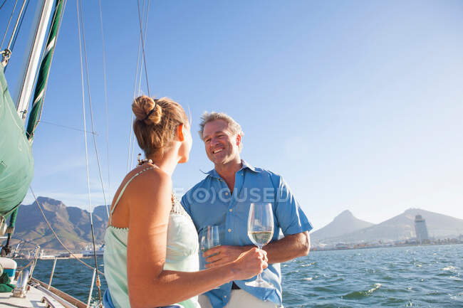 Coppia su yacht con vino — Foto stock
