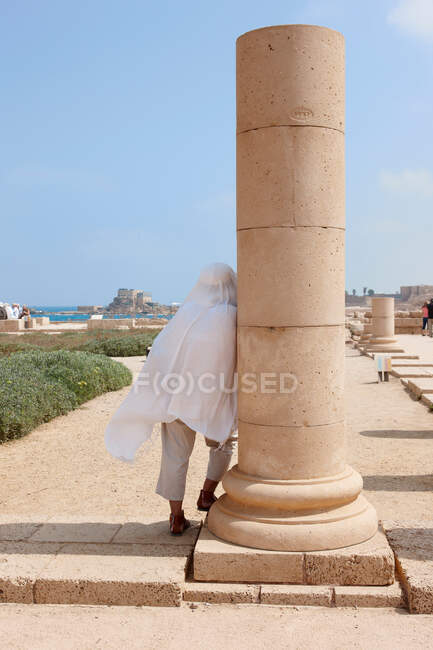 Persona per colonna, rovine romane nell'antica città portuale di Cesarea, Israele — Foto stock