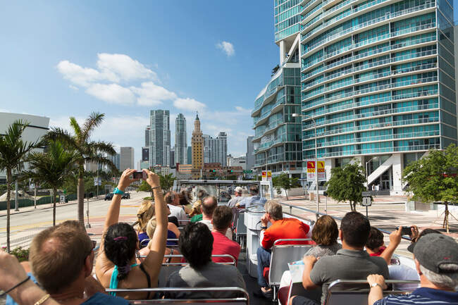 Turistas en un autobús en el centro de Miami, Florida, EE.UU. - foto de stock