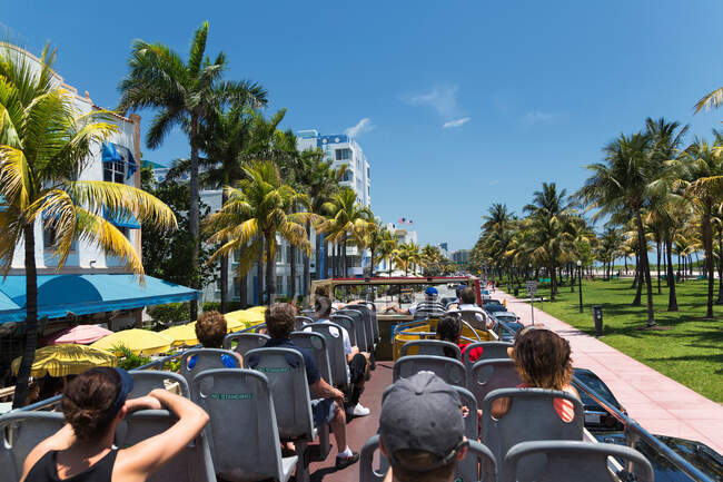 Turistas en un autobús en Miami Beach, Florida, EE.UU. - foto de stock