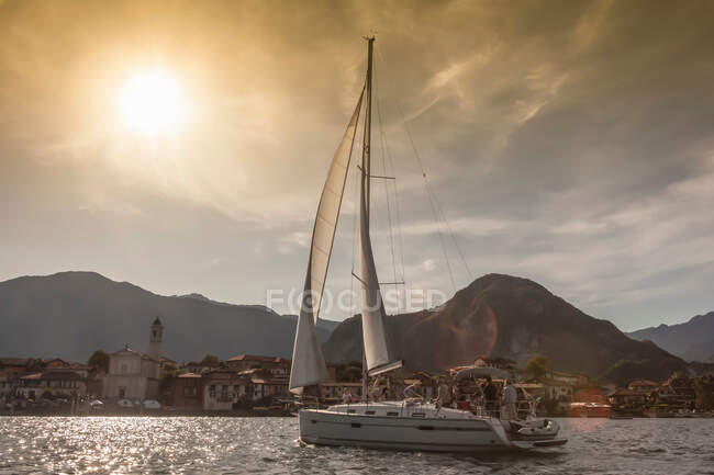 Segelboot auf dem Lago Maggiore, Baveno, Stresa, Piemont, Italien — Stockfoto