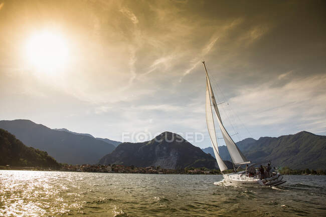 Barche a vela sul Lago Maggiore, Baveno, Stresa, Piemonte, Italia — Foto stock