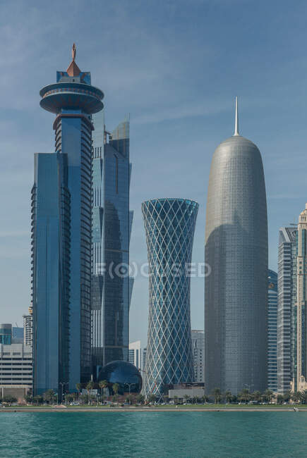 Футуристические небоскребы в центре Дохи — стоковое фото