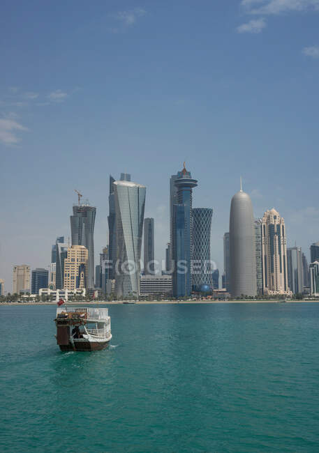 Downtown Doha attraverso l'acqua, Doha, Qatar — Foto stock